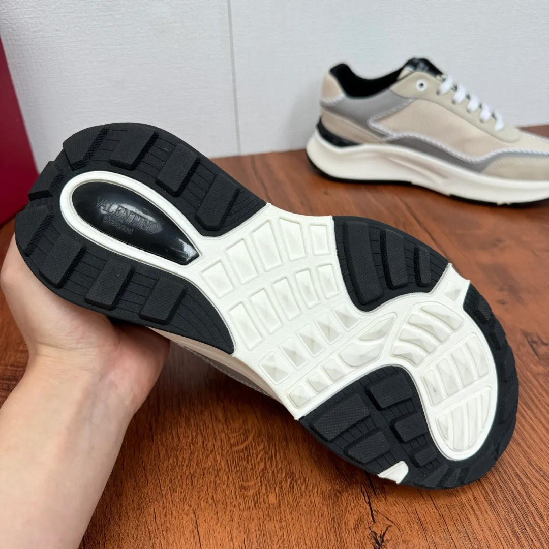 [Valentino] Top P: 820💰 Size: 39-44 leather shoe size (can be customized 38.45 cannot be returned or exchanged) VALENTION/Valentino FREEDOTS series new spring and summer men's sports shoes Lightweight and breathable casual thick-soled men's shoes Classic contrasting splicing design Suede cowhide stitching nappa calfskin + breathable technical mesh material Hot glue brand pattern badge logo details Delicate calfskin feet Lightweight mesh lining, ultra-light TPU foam rubber outsole, sports version, thick-soled style design, easy and versatile, multiple colors available, able to meet various matching needs, complete package! Item number: HL6688 Beige